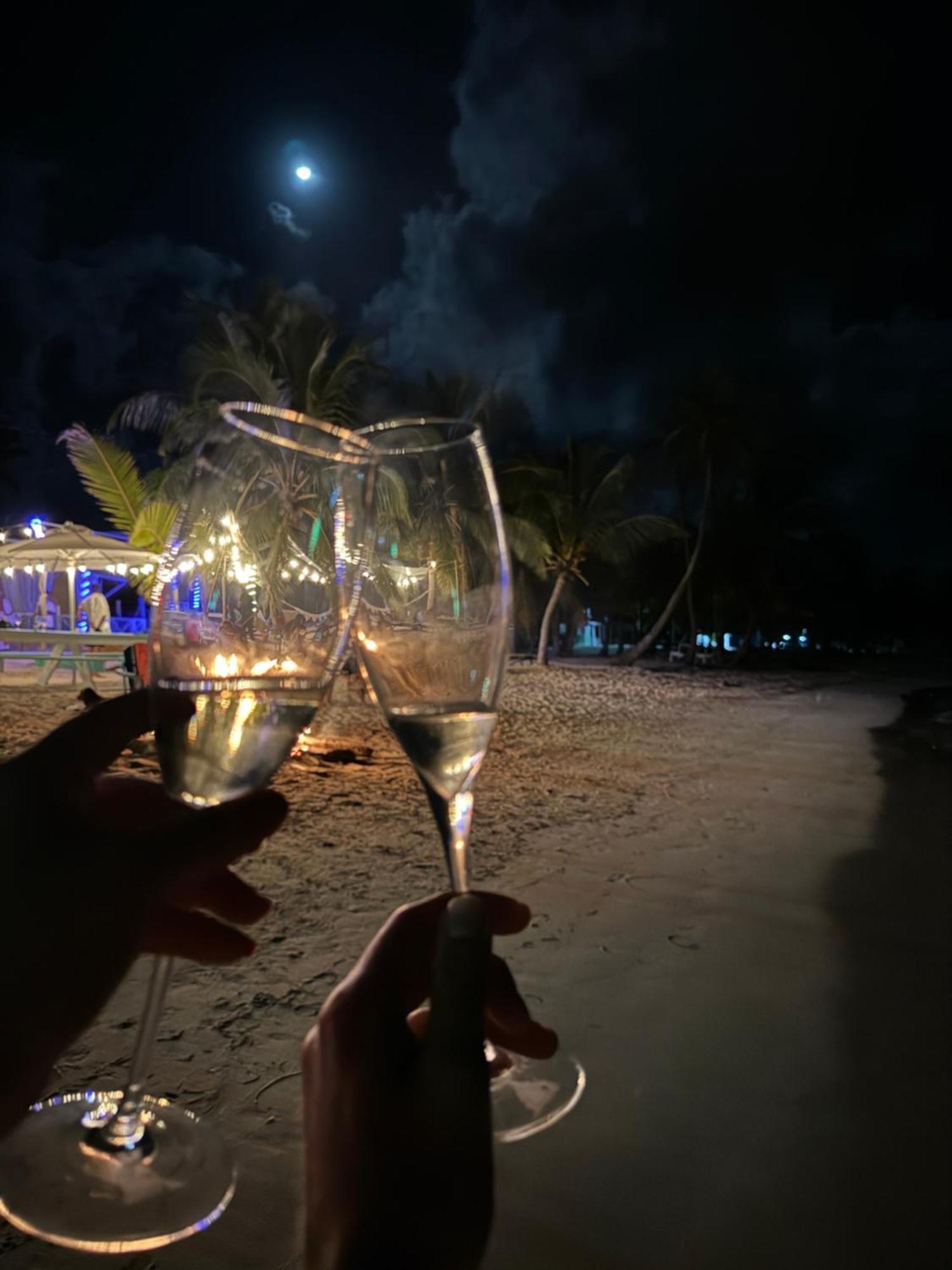 Casa Rosada Beach Front Mano Juan Bagian luar foto